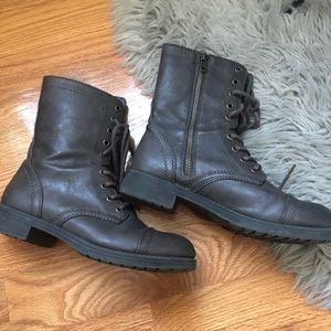 ◻️ Grey combat boots